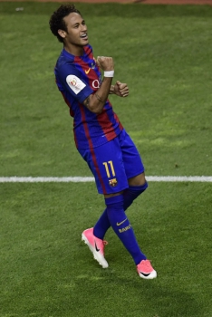 Por 86 milhões de euros (cerca de R$ 319 milhões) o Barcelona contratou Neymar junto ao Santos em 2014