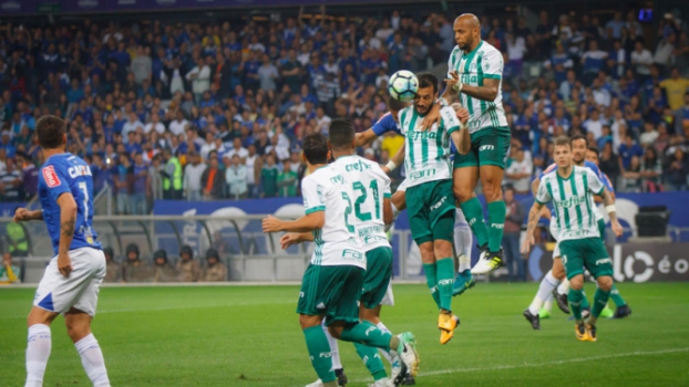 Torcedores do Palmeiras cobram jogadores em hotel de BH; Confira