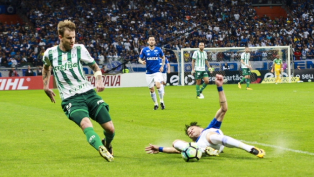Torcedores do Palmeiras cobram jogadores em hotel de BH; Confira