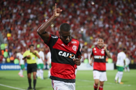 Juan está perto de atingir marca histórica no Flamengo