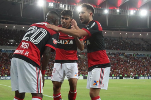 Everton Ribeiro celebra com companheiros no Maracanã