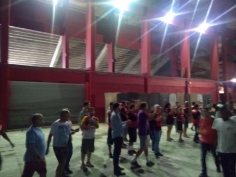 Torcedores do Flamengo aplaudiram os jogadores após o jogo e pediram o título