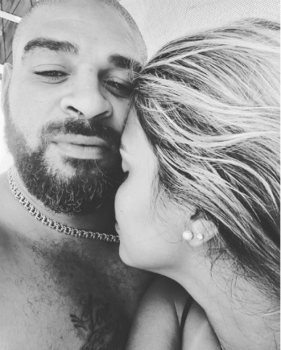 Adriano publica foto com novo affair