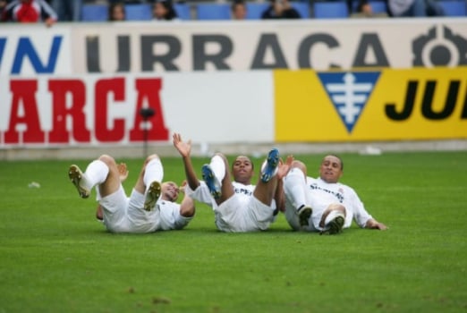 Após marcar um dos gols da vitória do Real sobre o Alavés, Ronaldo se juntou a Robinho e Roberto Carlos e os três imitaram uma barata