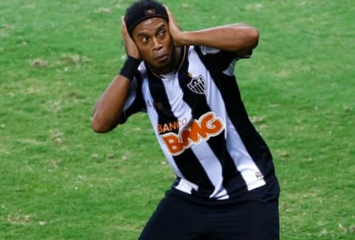 Ronaldinho Gaúcho comemorou a conquista do Mineiro de 2013 "jogando" uma granada na torcida do Cruzeiro