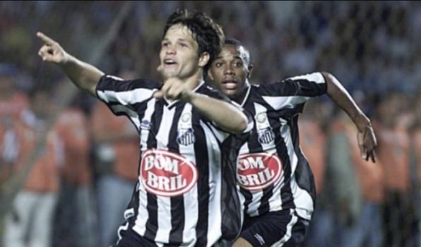 Diego comemorou a vitória sobre o São Paulo nas quartas de final Brasileiro de 2002 pisando no escudo do rival