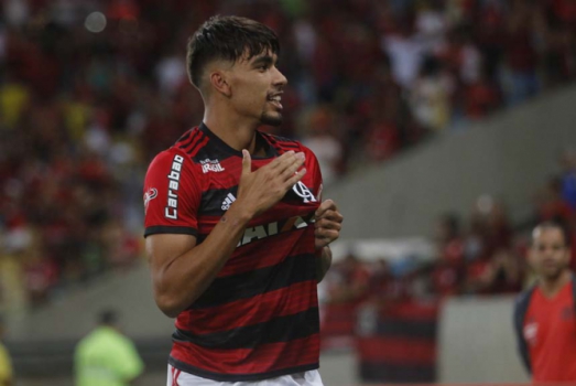 Paquetá comemorando pelo Flamengo