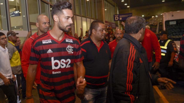 Desembarque Pablo Marí e Gerson