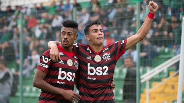 Chapecoense x Flamengo - Bruno Henrique e Reinier comemoram