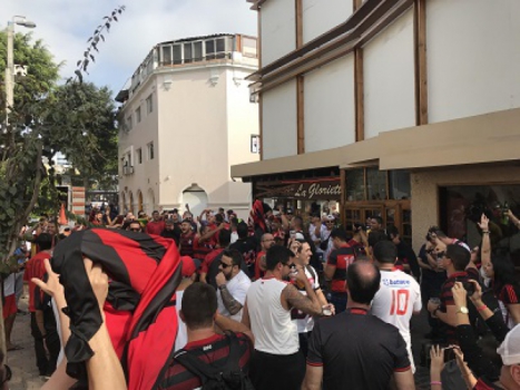 Torcida fazendo a festa no Peru