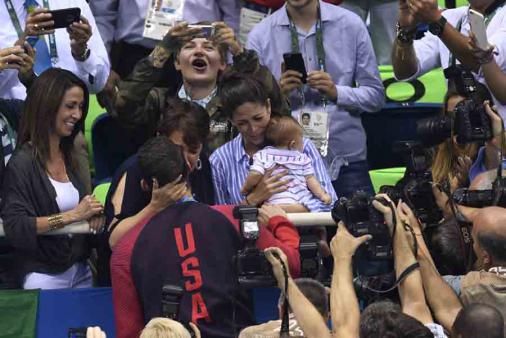 Em dia de paizão Michael Phelps fatura mais dois ouros na Rio 2016