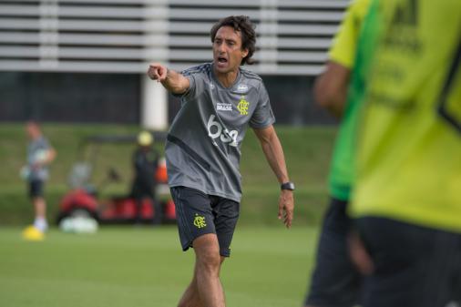 Auxiliar de Jesus confirma encontro com o Flamengo, mas diz que técnico ‘não quer abandonar o Benfica’