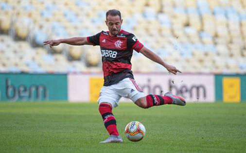 Everton Ribeiro Vai A Campo H Ap S Atuar Pela Sele O Brasileira E