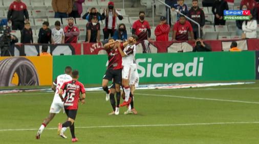 VÍDEO: foi pênalti em Rodrigo Caio? Reveja o lance que originou o gol de empate do Flamengo com o Athletico