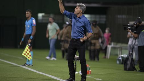 Técnico do Flamengo se revolta com arbitragem em empate: ‘Bater no Renato é mole, né? Cadê o Gaciba?’