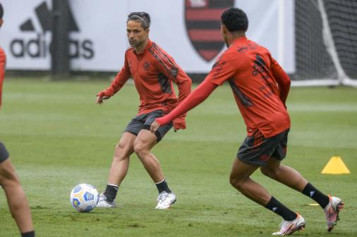 Diego treina normalmente com o grupo do Flamengo pela primeira vez desde a lesão na coxa direita