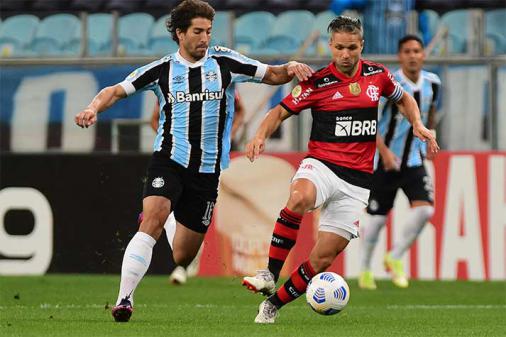 Com um a menos, Grêmio reage e busca empate com o Flamengo pelo Brasileirão