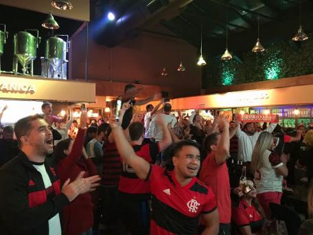 Máscaras, bateria e festa à carioca: torcida do Flamengo lota bar em Montevidéu para jogo antes da final