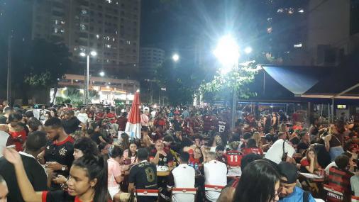 Tristeza, mas também resignação marcam torcida do Flamengo após derrota na final da Libertadores