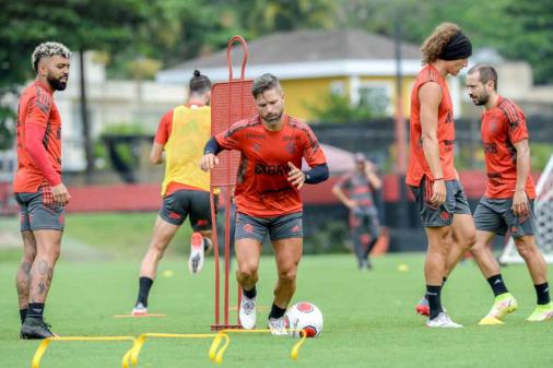 Sábado no Ninho: Flamengo foca em preparação física no treino, e Diego brinca sobre resenha do grupo