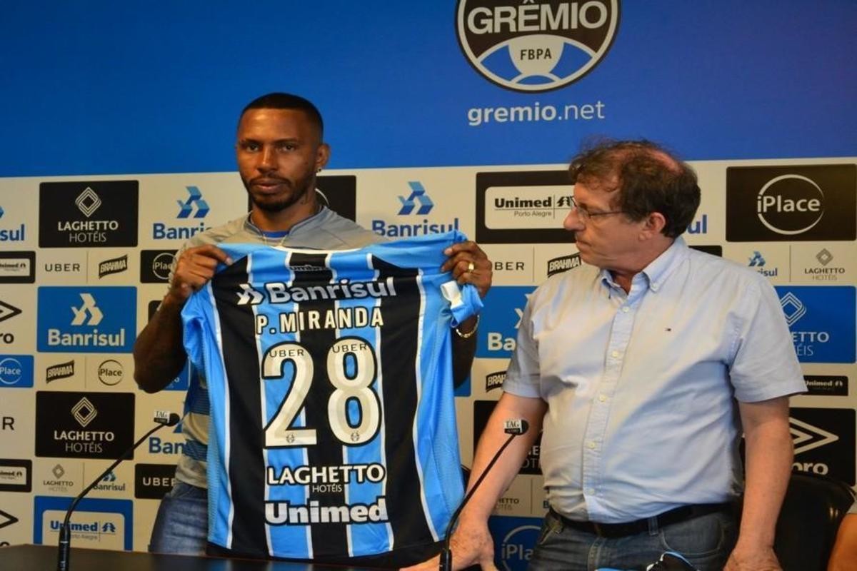 PORTO ALEGRE - RS - 24/07/2016 - BRASILEIRO A 2016, GREMIO X SAO PAULO -  Jogador Bolanos do Gremio disputa lance com jogador Wesley do Sao Paulo  durante partida pelo Campeonato Brasileiro