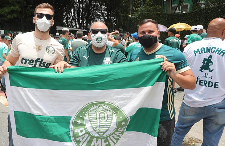 Festa na madrugada: jogadores do Palmeiras são recebidos por torcida no CT