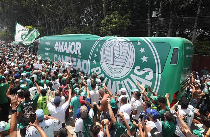 Festa na madrugada: jogadores do Palmeiras são recebidos por torcida no CT