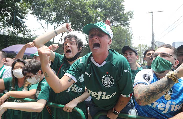 Festa na madrugada: jogadores do Palmeiras são recebidos por torcida no CT