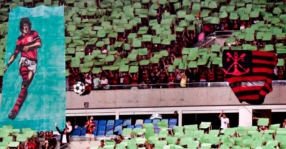 Torcida do Flamengo prepara mosaico para jogo contra o Bragantino, mas  comete gafe no resultado