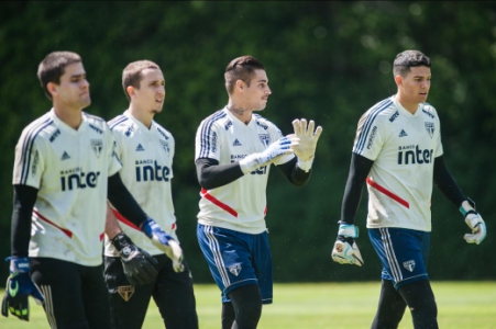 Jean e goleiros reservas durante treino do São Paulo