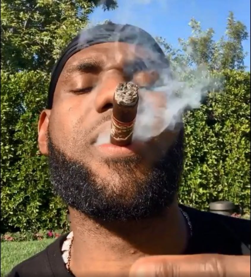 Fora das finais da NBA Lebron James posta v deo fumando 