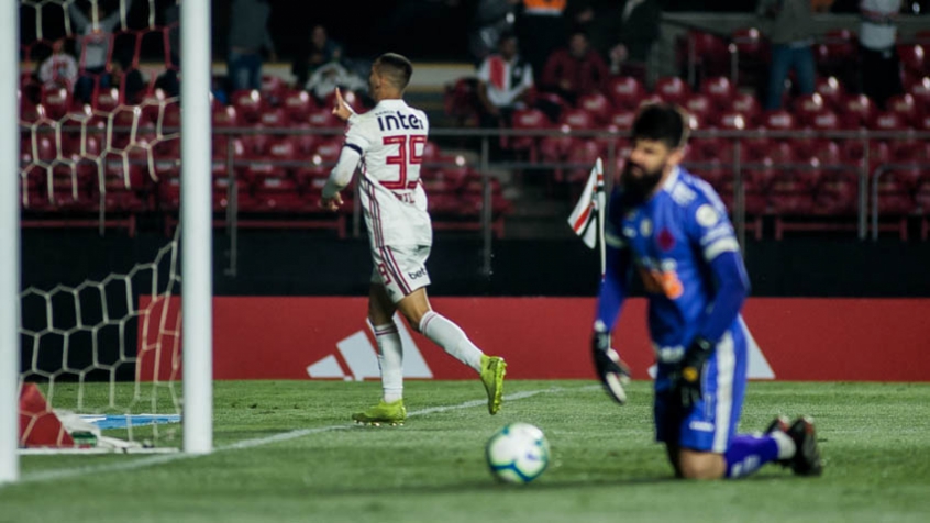 Vitória do São Paulo no sufoco preocupa Vitor Bueno ...