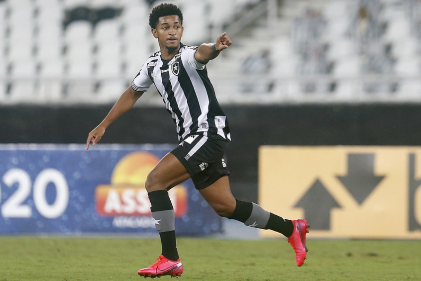 Expulso Warley Fica Suspenso Para Proxima Partida Do Botafogo Na Serie B Lance