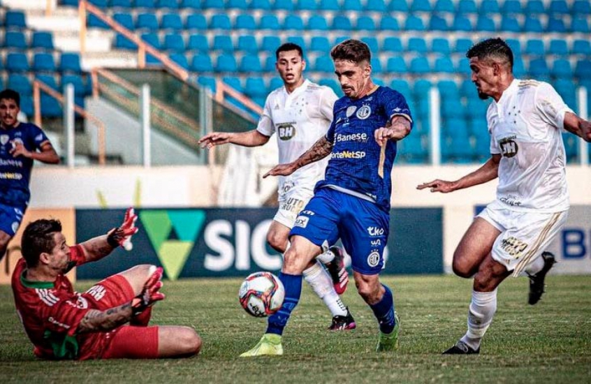 Com Dois A Menos Em Campo Cruzeiro E Derrotado Pelo Confianca Na Estreia Do Brasileiro Da Serie B Lance