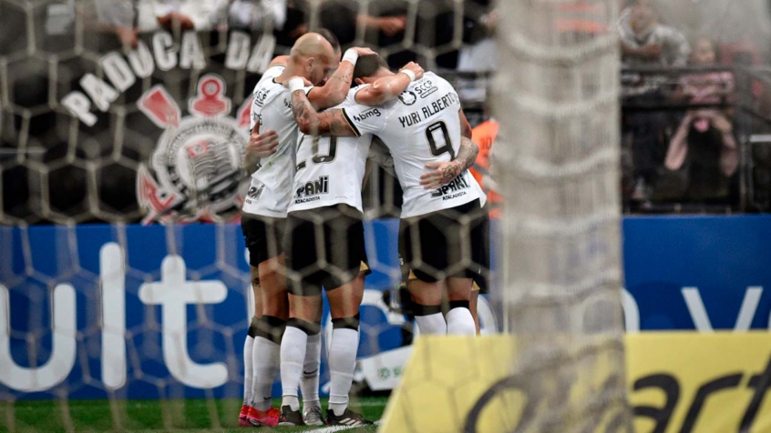 Fagner em cobrança de falta no jogo entre Corinthians e Santo André