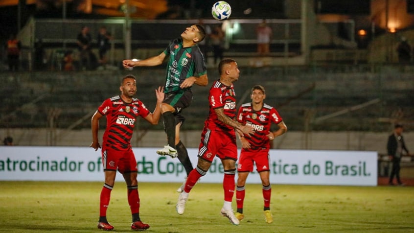 VÍDEO: 'Estagiário' do Maringá 'enlouquece' com gol contra o Flamengo e corre para comemorar com o time | LANCE!