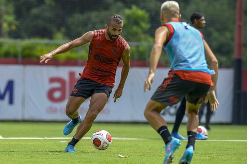 Thiago Maia volta a treinar com o elenco do Flamengo após testes negativos para Covid-19