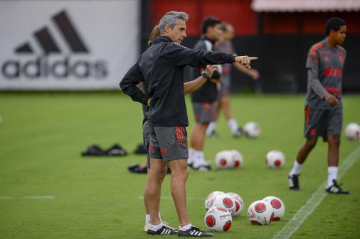 Com desfalques no início do trabalho, Paulo Sousa define estratégia para ter o ‘Flamengo ideal’ à disposição