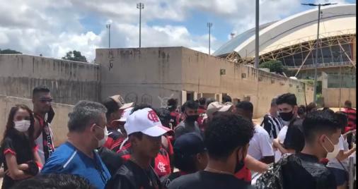 Torcedores do Flamengo compram ingresso para setor Sul, do Atlético-MG, e são realocados pela polícia