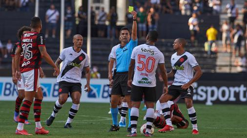 Diretor de arbitragem diz que Vasco e Flamengo podem pedir áudio do VAR e nega pênalti: ‘Foi no rosto’