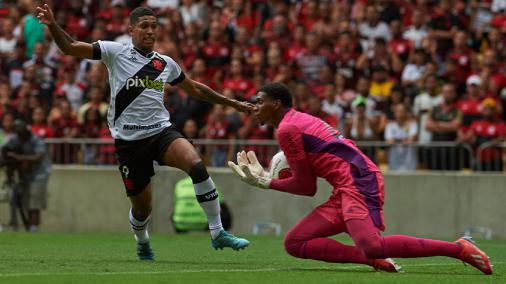 Hugo mantém 100% contra o Vasco, se destaca e dá recado em busca da titularidade no Flamengo