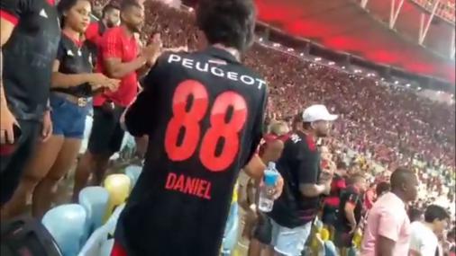 VÍDEO: Torcedor com deficiência visual emociona em vitória do Flamengo na Libertadores