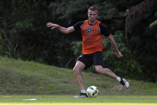 Klaus pode ser novidade em escalação e estrear pelo Botafogo contra o Flamengo