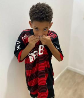 Só alegria! Filho de jogador do Altos recebe camisa do Flamengo de Gabigol