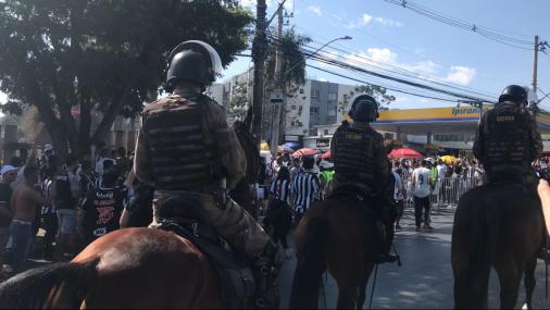 VÍDEO: torcida do Flamengo tem dificuldade para acessar Mineirão, e polícia precisa intervir