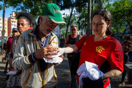 Projeto social do Flamengo distribui café da manhã, cobertores e meias para pessoas em situação de rua