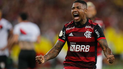 Marinho diz que Dorival uniu mais os jogadores do Flamengo e ressalta felicidade mesmo fora de posição