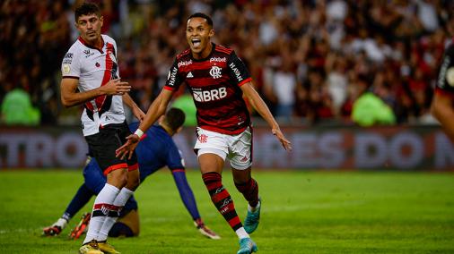 Lázaro vê transição natural após mudança de treinador e prega pés no chão por chances no Flamengo