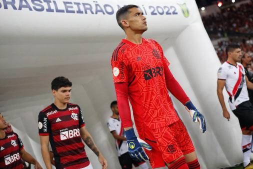 Flamengo confirma valores da contratação do goleiro Santos e da venda de Garoto do Ninho