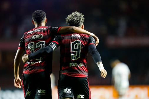 Clube inglês tem interesse em Lázaro, mas Flamengo recusa primeira oferta